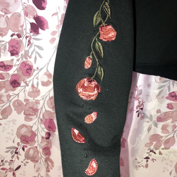 cute black w flowers crop top sweater - Picture 3 of 3